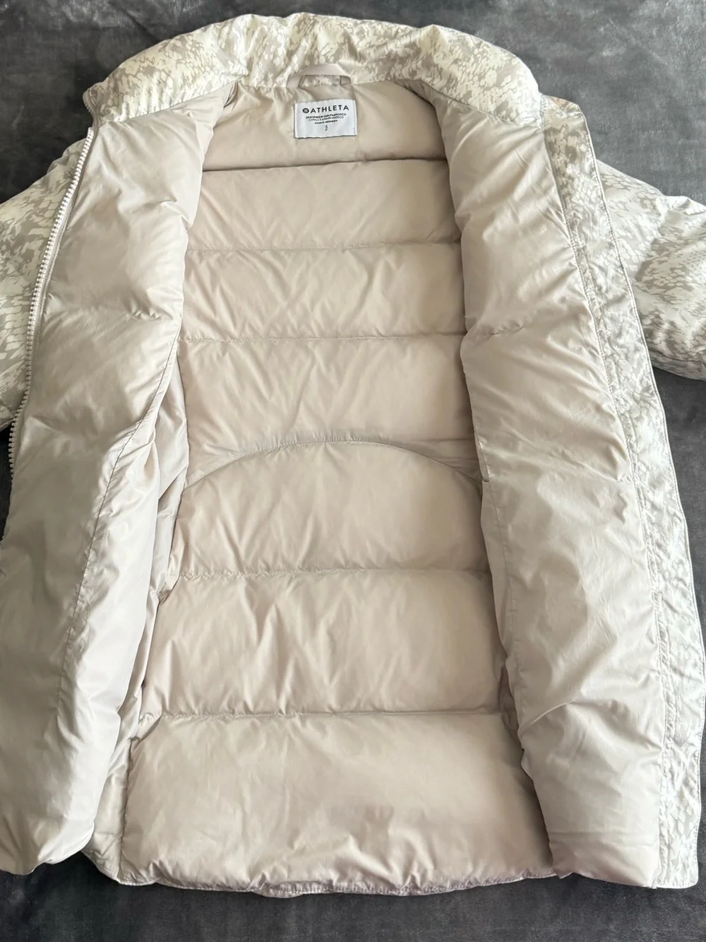 Athleta Downtown Printed Jacket Womens S Cream Grey  Puffer Coat Cozy Winter EUC